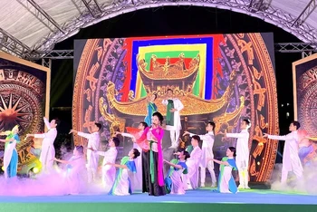 Biểu diễn nghệ thuật truyền thống trong chương trình “Xông trầm khói toả, Đồng Cổ linh thiêng”.