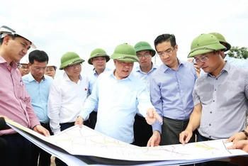 Bí thư Thành uỷ Hà Nội Đinh Tiến Dũng kiểm tra thực địa dự án đường Vành đai 4.
