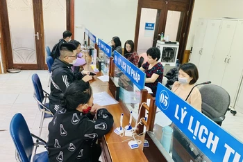 Hà Nội rà soát, tiến tới chấm dứt yêu cầu người dân nộp Phiếu lý lịch tư pháp không đúng quy định. 