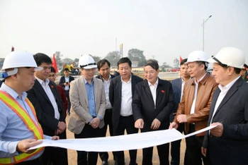 Phó Chủ tịch Quốc hội Nguyễn Đức Hải và Đoàn giám sát của Quốc hội kiểm tra thực tế Khu tái định cư tại xã tam Hưng, huyện Thanh Oai. Dự án có diện tích hơn 13.000m2, dự kiến hoàn thành vào ngày 25/3. Ảnh: Mai Hữu