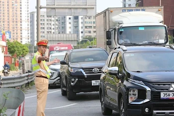 Cảnh sát giao thông Hà Nội điều hành giao thông trên đường. (Ảnh minh họa)