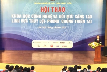 Thứ trưởng Nông nghiệp và Phát triển nông thôn Phùng Đức Tiến phát biểu tại hội thảo.