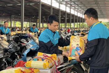 Mỗi công nhân tại Công ty Tân Đệ (tỉnh Thái Bình) được nhận quà Tết trị giá 1,8 triệu đồng cùng 2 tháng lương thưởng.