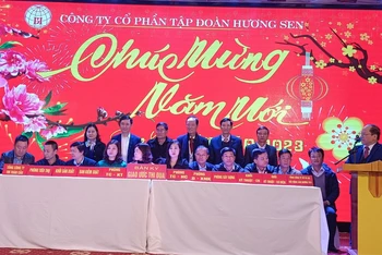 Các đơn vị trong Công ty cổ phần Tập đoàn Hương Sen ký kết giao ước thi đua sản xuất, kinh doanh.
