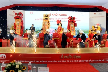 Các đại biểu thực hiện nghi thức khởi công dự án sản xuất phụ kiện gia đình, đèn chiếu sáng tại Khu công nghiệp Tiền Hải, tỉnh Thái Bình.