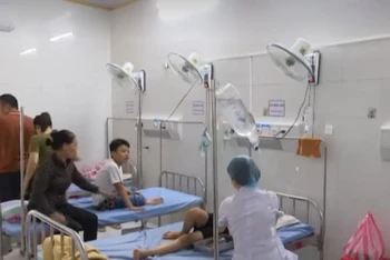 25 học sinh nhập viện, 3 học sinh điều trị tại nhà do ăn bánh bông lan trứng muối bị nhiễm vi khuẩn Tụ cầu vàng tại huyện Tiền Hải (tỉnh Thái Bình). (Ảnh: CTV)