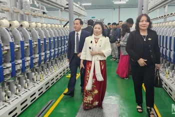Các đại biểu tham quan dây chuyền sản xuất tại nhà máy sợi công nghệ cao DragonTextiles 2.
