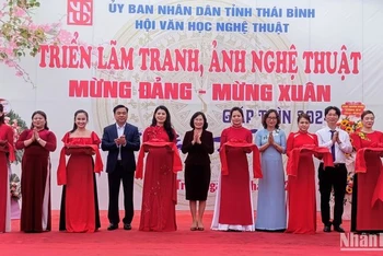 Các đại biểu thực hiện nghi thức cắt băng khai mạc triển lãm.