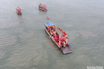 Hình ảnh 3 chiếc tàu xuất phát từ bến Nhật Tảo trên sông Hồng (thuộc xã Tiến Đức, huyện Hưng Hà, tỉnh Thái Bình) - nơi có Di tích Quốc gia đặc biệt Khu lăng mộ và đền thờ các vị vua triều Trần để ra ngã ba sông giữa 3 tỉnh Thái Bình, Hưng Yên và Hà Nam lấy nước.