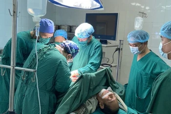 Kíp phẫu thuật gồm 10 người được Bệnh viện đa khoa huyện Kiến Xương trưng dụng để xử trí ca bệnh nặng ngay trong đêm 9/4. (Ảnh Bệnh viện cung cấp)