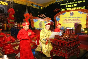Đọc chúc văn trong đêm khai mạc Lễ hội đền Tiên La. (Ảnh: VĂN HỌC)