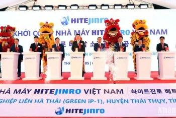 Các đại biểu thực hiện nghi thức khởi công dự án.