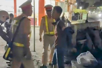 Đối tượng Bùi Đức Hiếu (bên phải) tại hiện trường vụ việc. (Ảnh bạn đọc cung cấp)