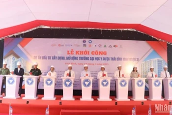 Các đại biểu thực hiện nghi thức bấm nút khởi công hai dự án.