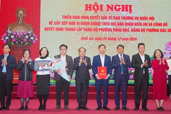 Lãnh đạo quận Kiến An trao Quyết định thành lập Đảng bộ phường Đồng Hòa.