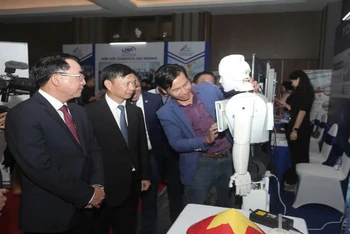 Lãnh đạo Thành phố Hải Phòng tham quan triển lãm sản phẩm công nghệ tại Techfest 2024.