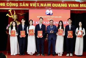 Phó Bí thư Thành ủy Hà Nội Nguyễn Văn Phong trao Quyết định kết nạp Đảng cho các đảng viên mới.