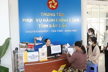 Cán bộ công chức Trung tâm Phục vụ hành chính công tỉnh Đắk Lắk giải quyết thủ tục hành chính phục vụ người dân và doanh nghiệp.