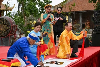 Nhà thư pháp Lê Thiên Lý viết thư pháp đầu xuân