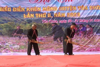 Các nghệ nhân say sưa biểu diễn với khèn Mông.