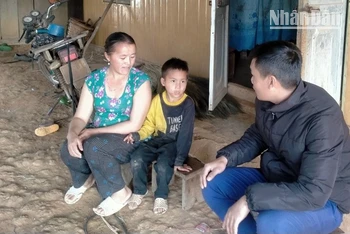 Giáo viên Trường dân tộc bán trú tiểu học Leng Su Sìn vận động học sinh trở lại trường.