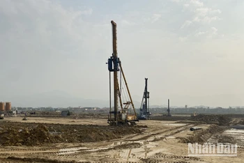 Các xe, máy trên công trường thi công đường cất, hạ cánh hoạt động cầm chừng vì thiếu nguyên liệu.