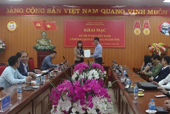 Đồng chí Lê Thành Đô, Chủ tịch Ủy ban nhân dân tỉnh, Phó Chủ tịch Hội đồng thi chuyển giao bộ đề thi cho Ban coi thi.