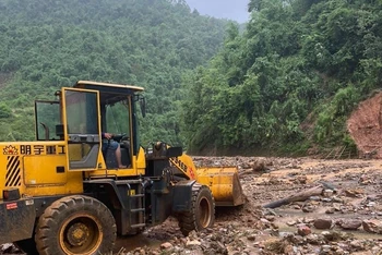 Công ty cổ phần đường bộ I Điện Biên xúc đất đá trên nền đường tỉnh lộ 140.