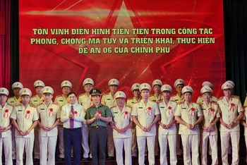Đồng chí Trần Quốc Cường, Bí thư Tỉnh ủy Điện Biên cùng Đại tá Ngô Thanh Bình, Giám đốc Công an tỉnh trao thưởng các tập thể, cá nhân điển hình trong phòng, chống ma túy.