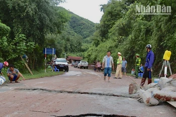 Hiện tại chỉ người đi bộ được lưu thông qua cầu Nậm Nhé II.