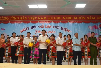 Các đồng chí lãnh đạo huyện Nậm Pồ và học sinh trong huyện hưởng ứng phong trào nuôi lợn đất ủng hộ cho giáo dục.