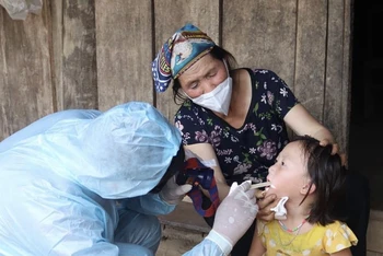 Cán bộ Y tế Điện Biên lấy dịch họng hầu các trường hợp trong vùng dịch. (Ảnh: CDC Điện Biên)