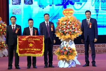 Lãnh đạo Bộ Xây dựng trao “Cờ thi đua xuất sắc” tặng tập thể Sở Xây dựng Điện Biên.