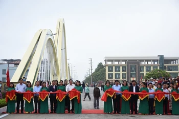 Các đồng chí lãnh đạo Tỉnh ủy, Ủy ban nhân dân tỉnh Điện Biên cùng lãnh đạo thành phố Điện Biên Phủ, đại diện nhà thầu thi công cắt băng thông xe kỹ thuật cầu Thanh Bình.