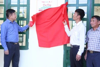 Đại diện đơn vị tài trợ cùng Ban Giám hiệu Trường Phổ thông dân tộc bán trú Tiểu học và Trung học cơ sở Huổi Só, huyện Tủa Chùa (tỉnh Điện Biên) gắn biển công trình.