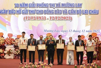 Đồng chí Mùa A Sơn, Phó Bí thư Thường trực Tỉnh ủy Điện Biên trao Bằng khen tặng các tập thể, cá nhân có thành tích trong các phong trào thi đua xây dựng thị xã Mường Lay.