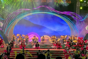 Chương trình văn nghệ đặc sắc mở màn khai mạc Lễ hội hoa anh đào với chủ đề "Trải nghiệm Pá Khoang-Ngắm hoa anh đào".