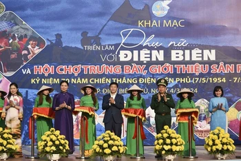 Các đại biểu cắt băng khai mạc triển lãm ảnh "Phụ nữ với Điện Biên".