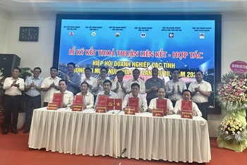 Lãnh đạo Hiệp hội doanh nghiệp 6 tỉnh trong khu vực Trung du, miền núi Tây Bắc ký kết biên bản hợp tác, đồng hành hỗ trợ doanh nghiệp.