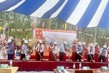 Lãnh đạo Tập đoàn công nghiệp cao-su Việt Nam cùng các đồng chí lãnh đạo tỉnh Điện Biên thực hiện nghi thức động thổ xây dựng nhà máy chế biến mủ cao-su tại Điện Biên.