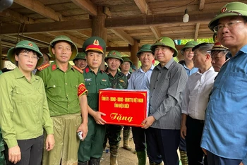 Đồng chí Trần Quốc Cường, Ủy viên Trung ương Đảng, Bí thư Tỉnh ủy Điện Biên động viên các lực lượng đang tìm kiếm, cứu người bị nạn ở Mường Pồn, huyện Điện Biên, tỉnh Điện Biên.