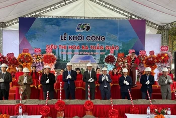 Các đồng chí lãnh đạo huyện Tuần Giáo cùng Công ty trách nhiệm hữu hạn Giáo dục và Thương mại Dịch vụ Hoa Ba thực hiện nghi thức khởi công xây dựng siêu thị Hoa Ba Tuần Giáo.
