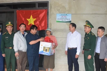 Đồng chí Vừ A Bằng, Phó Chủ tịch Ủy ban nhân dân tỉnh Điện Biên cùng đại diện lãnh đạo các ngành gắn biển, trao nhà đại đoàn kết tặng hộ nghèo ở bản Chăn Nuôi, xã Phìn Hồ, huyện Nậm Pồ, tỉnh Điện Biên. 