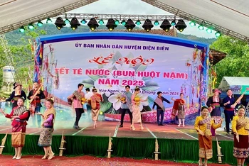 Bà con dân tộc Lào ở xã Na Sang chung vui đón Tết truyền thống của dân tộc.