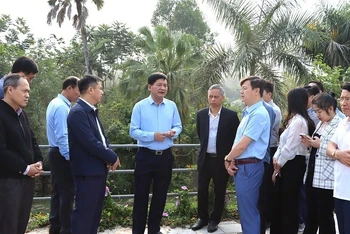 Đồng chí Lê Thành Đô (người giữa ảnh), Chủ tịch Ủy ban nhân dân tỉnh Điện Biên kiểm tra thực địa thi công tại Dự án quản lý đa thiên tai lưu vực sông Nậm Rốm.