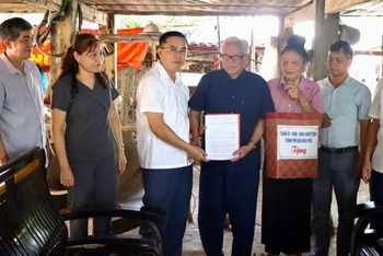 Chủ tịch Ủy ban nhân dân thành phố Điện Biên Phủ Nguyễn Quang Hưng trao quyết định cấp đất cho người dân.