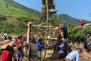 Bà con nhân dân các bản trong xã Chà Nưa góp sức cải tạo cảnh quan giúp bản Nà Sự duy trì mô hình bản du lịch cộng đồng. (Ảnh: BÍCH HẠNH)
