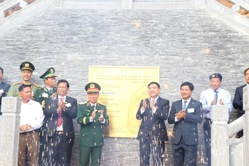 Các đồng chí lãnh đạo tỉnh Điện Biên và lãnh đạo Trung ương cùng cán bộ, nhân dân tỉnh Điện Biên thực hiện nghi thức gắn biển công trình Cột cờ A Pa Chải tại xã Sín Thầu, huyện Mường Nhé, tỉnh Điện Biên.