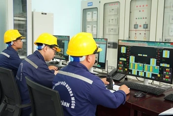Công nhân nhà máy Thủy điện Mường Mươn vận hành hệ thống tại nhà máy.
