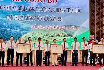 Đồng chí Lê Thành Đô, Chủ tịch Ủy ban nhân dân tỉnh Điện Biên trao bằng công nhận đạt chuẩn nông thôn mới cho 3 xã: Quài Cang, Quài Nưa, Chiềng Sinh.